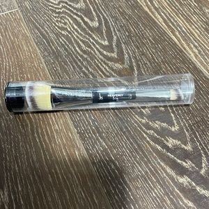 It cosmetics no. 23 buff and blend dual brush